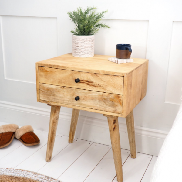 Meja Samping Tempat Tidur Berbahan Kayu Alam